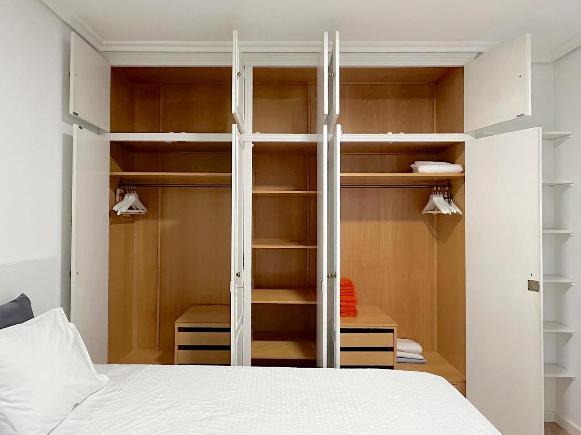 Piso Centrico De 5 Con Garaje En Apartamento *